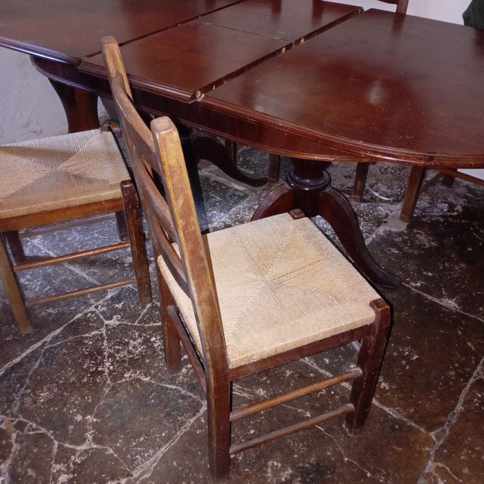 Mesa de jantar e cadeiras