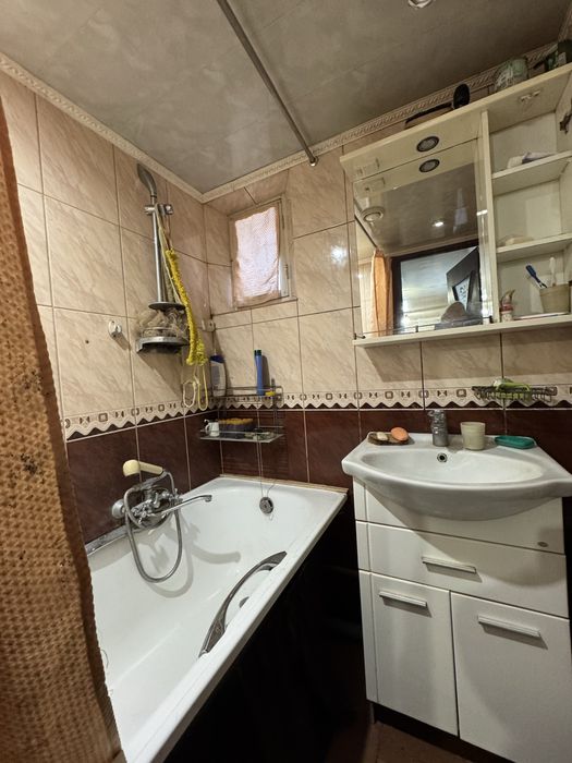 Ліжкомісце  в кімнаті будинку район 12 школи 2000