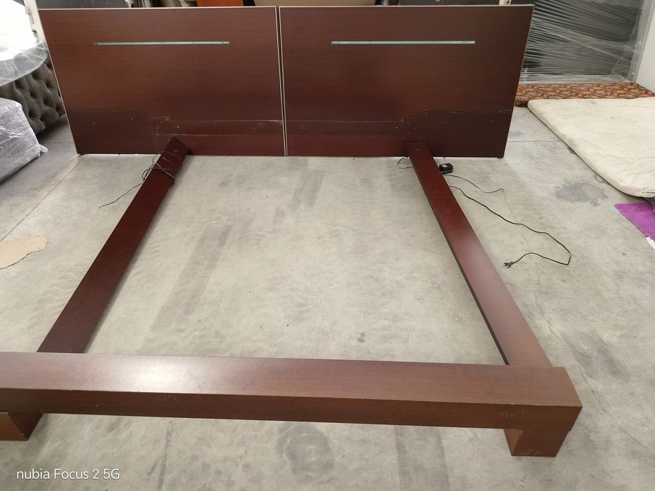 Cama de casal de 160x190 já col estrado e colxao e mesinhas cabeceiras