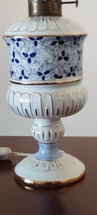 Candeeiro de mesa em porcelana e abajur em vidro