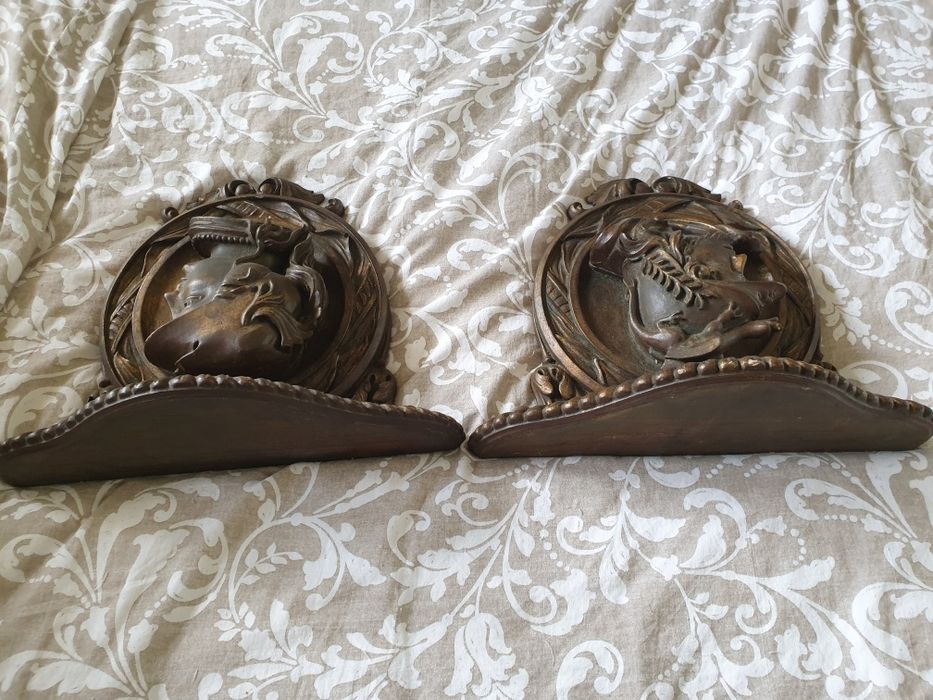 Par de antigas peanhas em talha com cabeças de Deuses Gregos