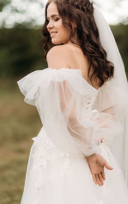 Весільна сукня з 3D метеликами