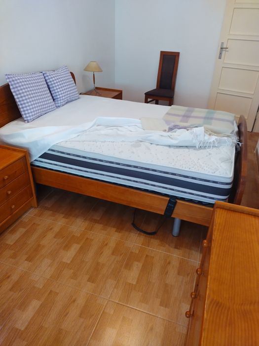 Cama de casal com estrado elétrico e colchão ortopédico.