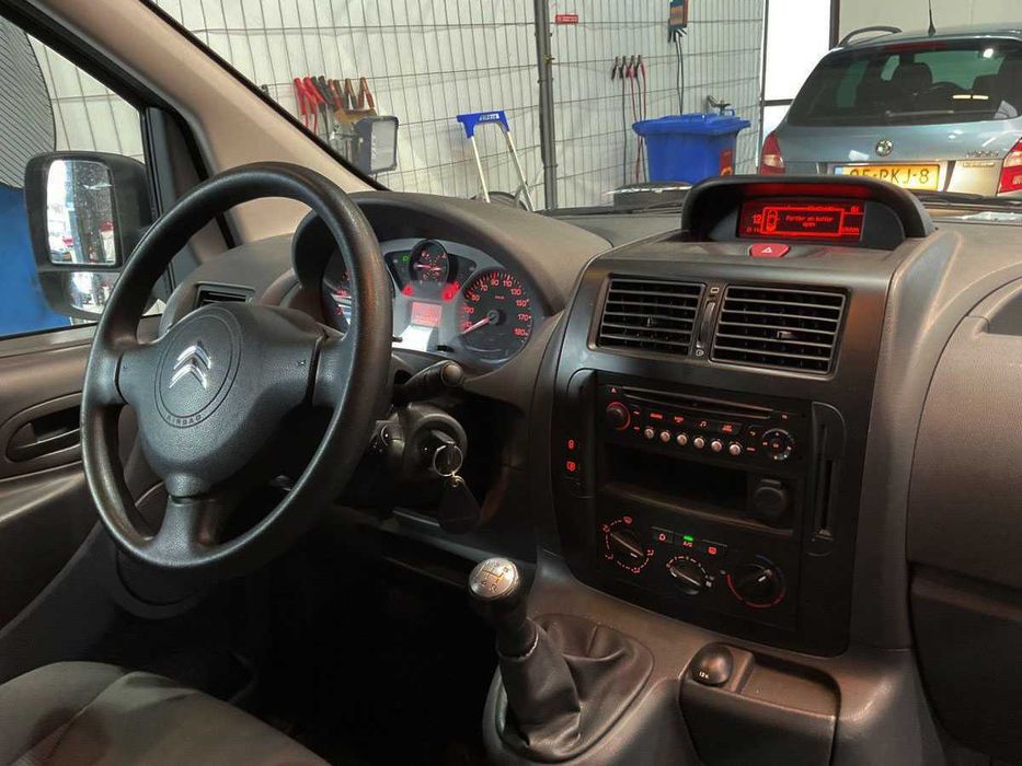 Wypożyczalnia Wynajem busa Wynajem Jumpy blaszak dostawczak HAK long