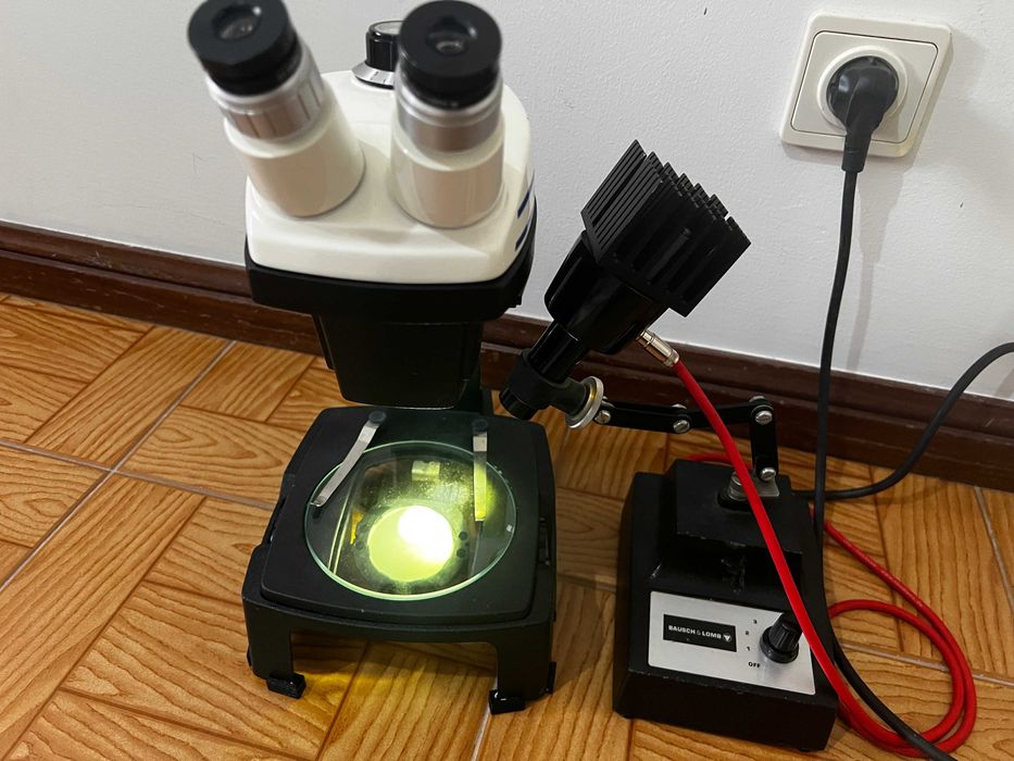 Microscópio estereoscópico Bausch & Lomb StereoZoom 4 com oculares 20x WF e iluminação LED