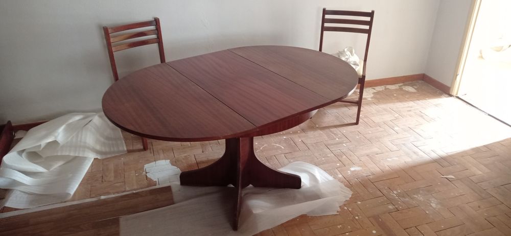 Mesa de Jantar extensivel com 5 cadeiras