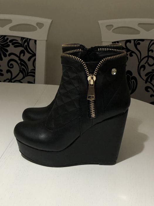 Ботильйони на платформі