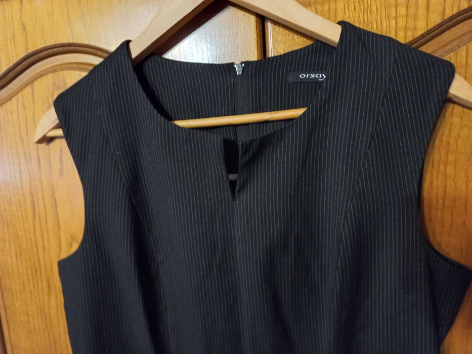 Elegancka sukienka na wyjścia i do pracy