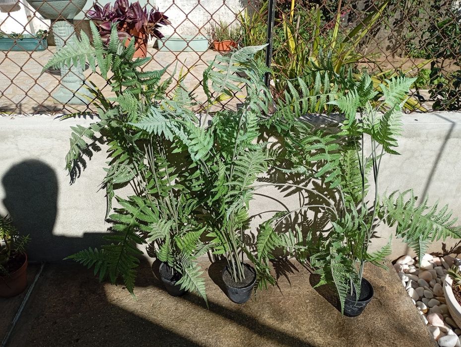 3 plantas artificiais grandes  com vasos