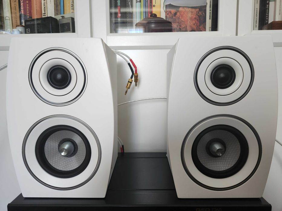 Jamo C91 II - Colunas de som monitoras + cabos QED