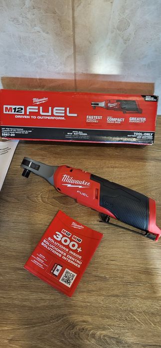Milwaukee 2567-20 M12 Fuel Бесщеточный угловой гайковерт, трещетка 3/8