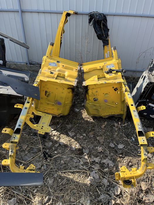 Четверть передня задня права ліва стойки пороги на Jeep Wrangler JL