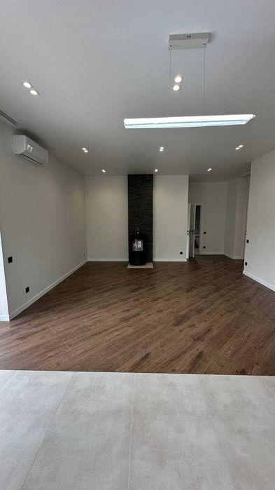 Будинок з сучасним ремонтом, каміном і ділянкою 4 сотки