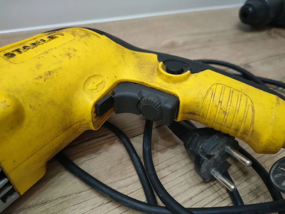 Електричний ударний дриль STDH8013 від Stanley потужністю 800 Вт