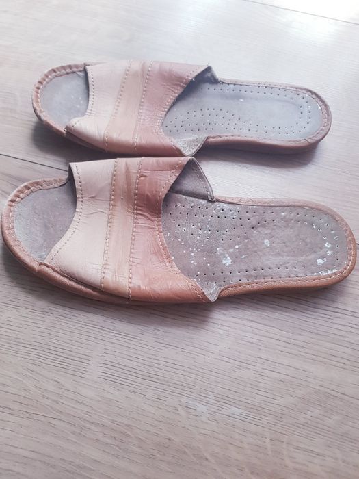 Skórzane kapcie damskie rozmiar 39.