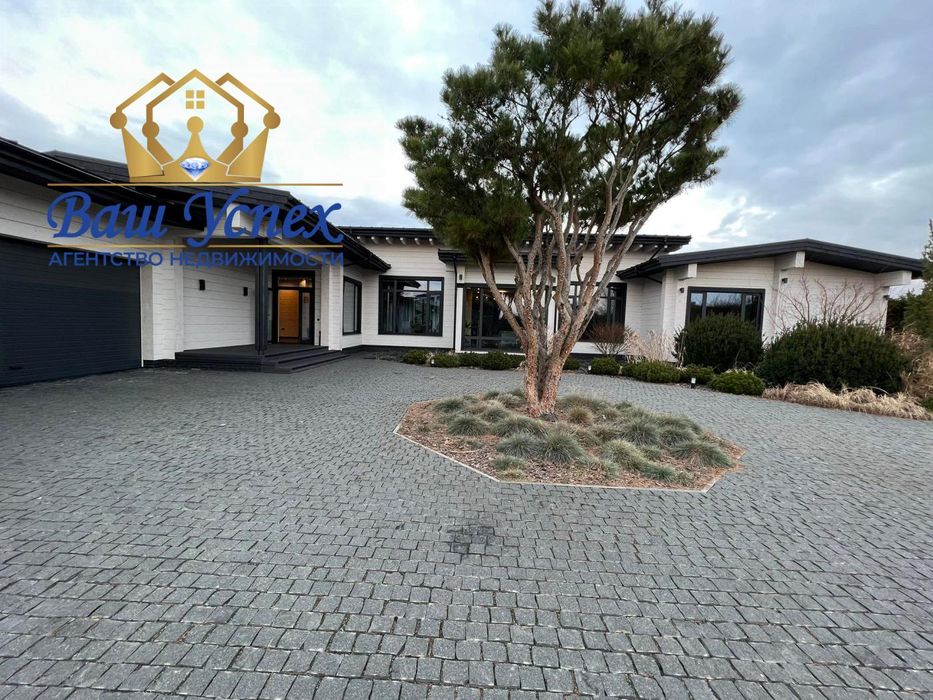 Продажа современного дома в городке с выходом на озеро.