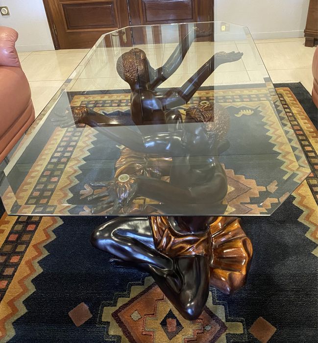 Mesa de centro com 2 estátuas