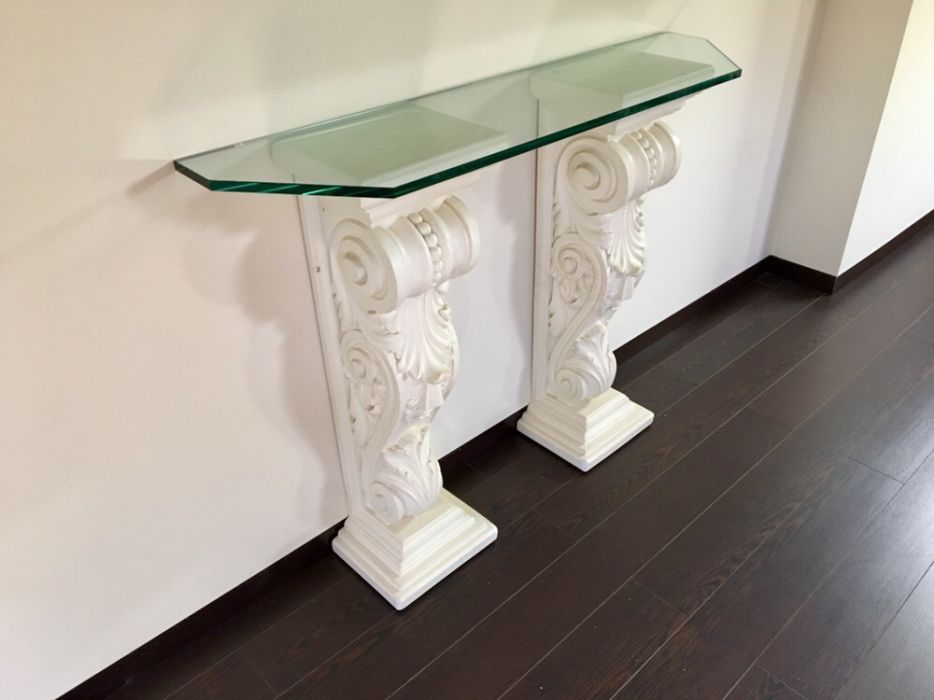 Colunas de gesso com tampo em vidro