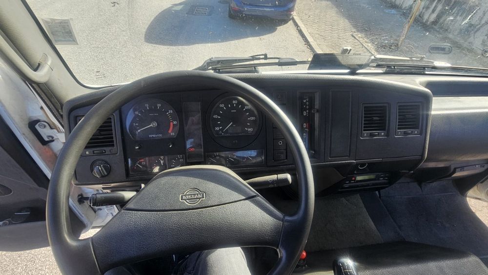 Camião Nissan com grua