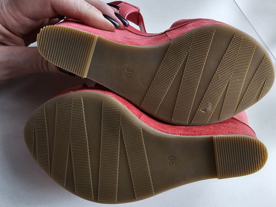 Продам шкіряні жіночі босоніжки BASCONI