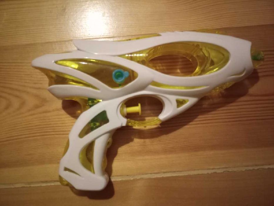 plkastikowy pistolet na wodę