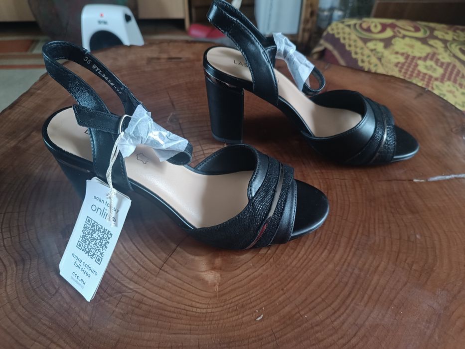 Sandały na słupku Lasocki