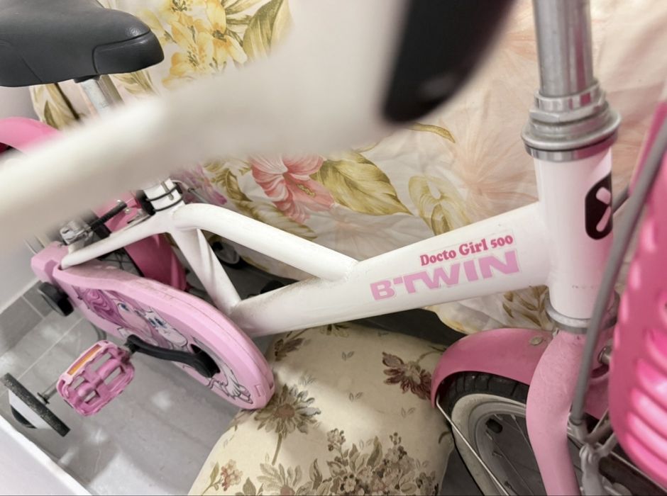 Vendo uma bicicleta e um patins
