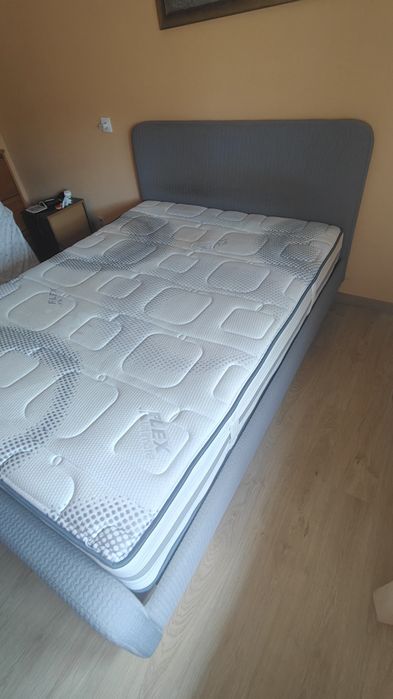 Cama com estrado e colchão 1.90x1.40