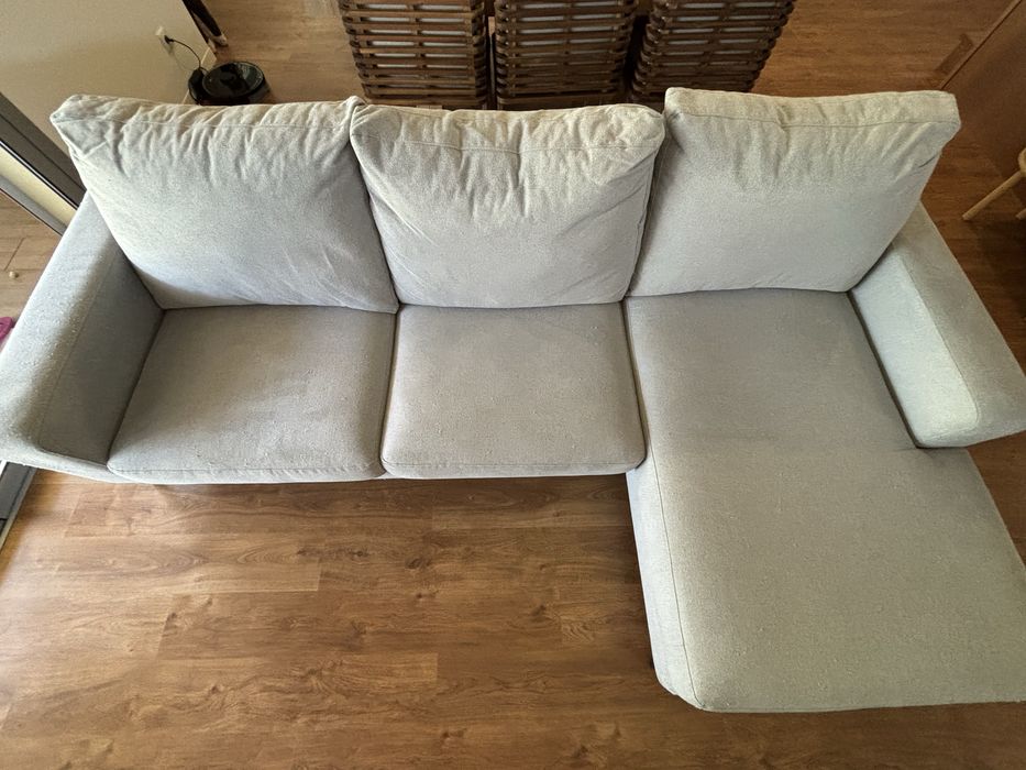 Sofá grande cinzento com chaise longue