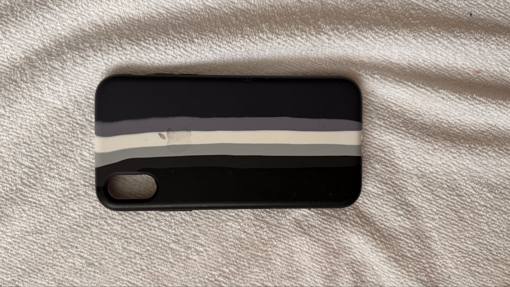 Etui iPhone X / XS - czarno-szare w paski (z prześwitem na logo Apple)