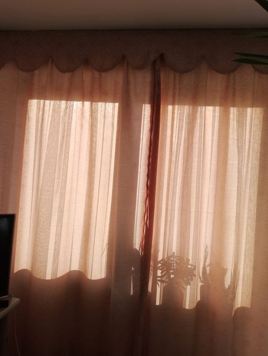 Zasłony w kolorze ciepłego beżu we wzór kwiatowy