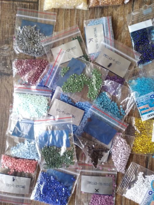 Стразики ,бисер.