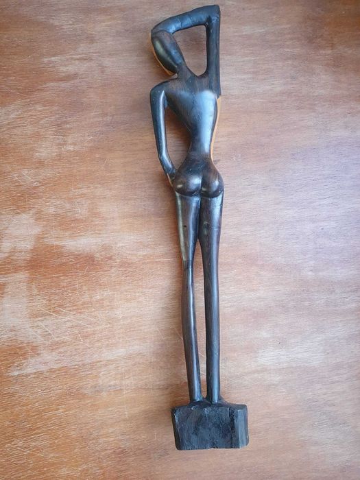 Esculturas de homem e de mulher