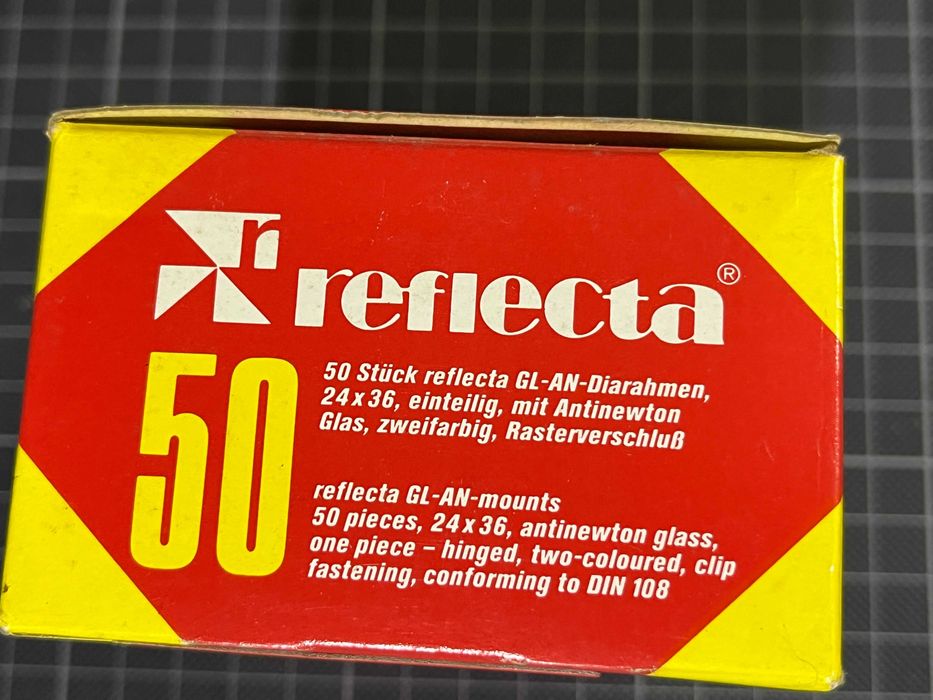 Caixa com 50 molduras de slides REFLECTA com vidro duplo Anti Newton