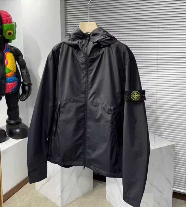 Klasyczna czarna kurtka z kapturem Marki Stone Island