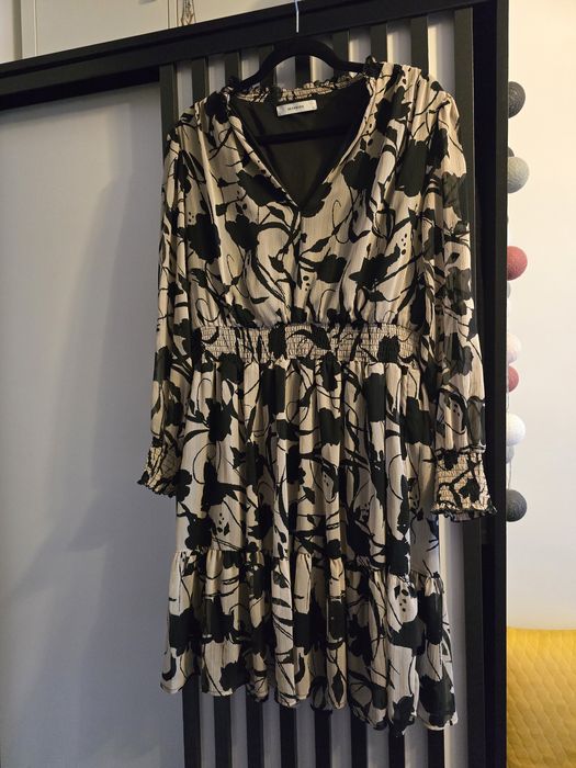 Reserved sukienka cappuccino w czarne wzory floral