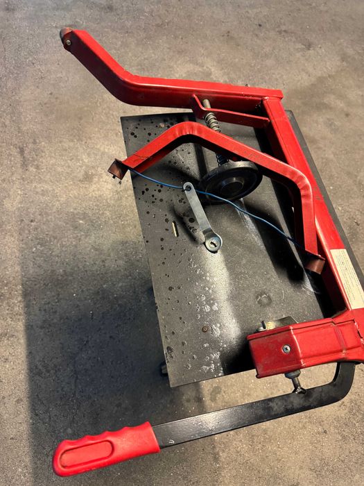 Vendo máquina de colocar rolhas em garrafões em bom estado