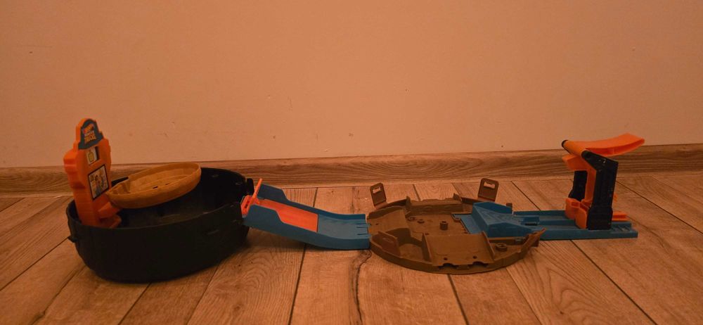 Hot wheels monster trucks – arena kaskaderska opona (gvk48) + autko