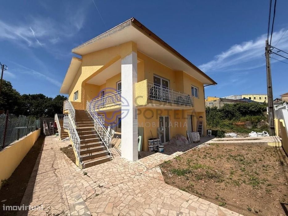 Moradia de 4 frentes, em Renovação - Terreno com 2860m2 - Sta Maria de