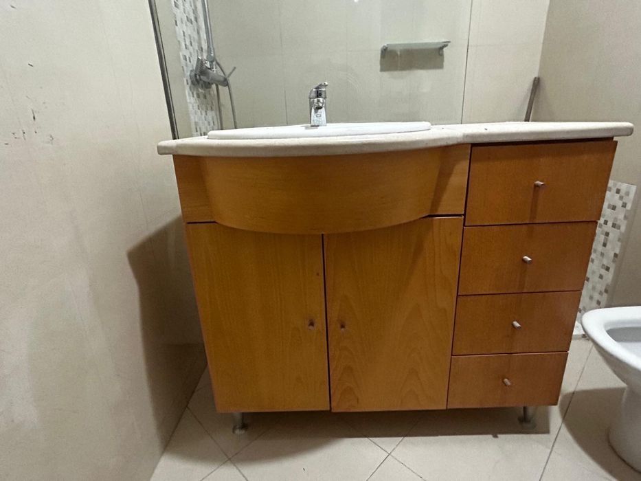 Movel casa de banho com lavatorio e torneira