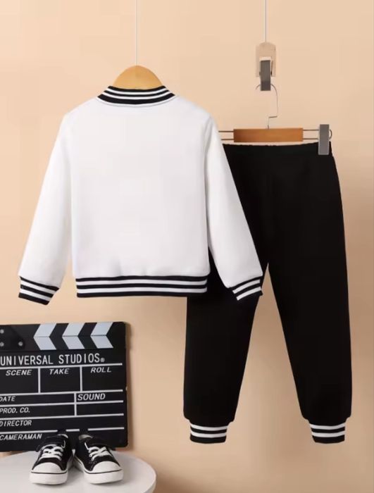 Conjunto de duas peças de jaqueta e moletom universitário