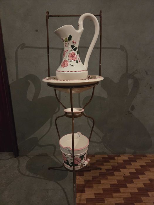 Antiguidade - Lavatório antigo em cerâmica com suporte