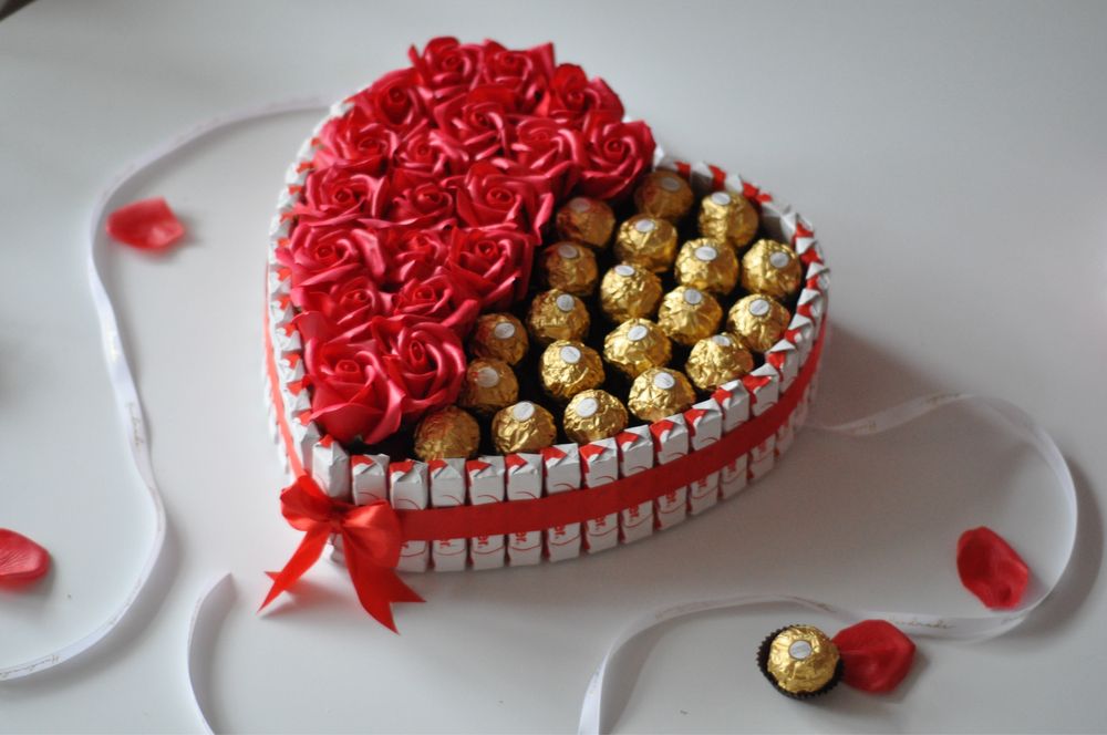 Подарунковий бокс “Heart of Love” — серце з Kinder, Ferrero Rocher