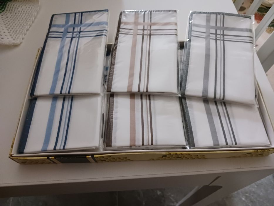 Caixa com 12 lênços de bolso para homem,novos fabrico português.