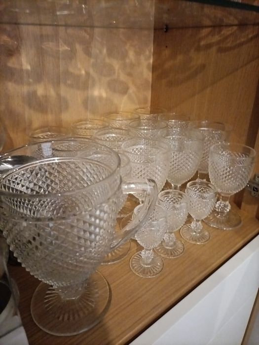 Serviço de copos, jarra e licoreiro