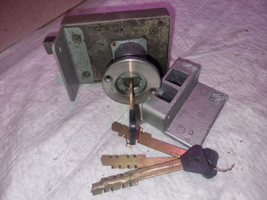 Замок накладной , на внутреннее открывание двери