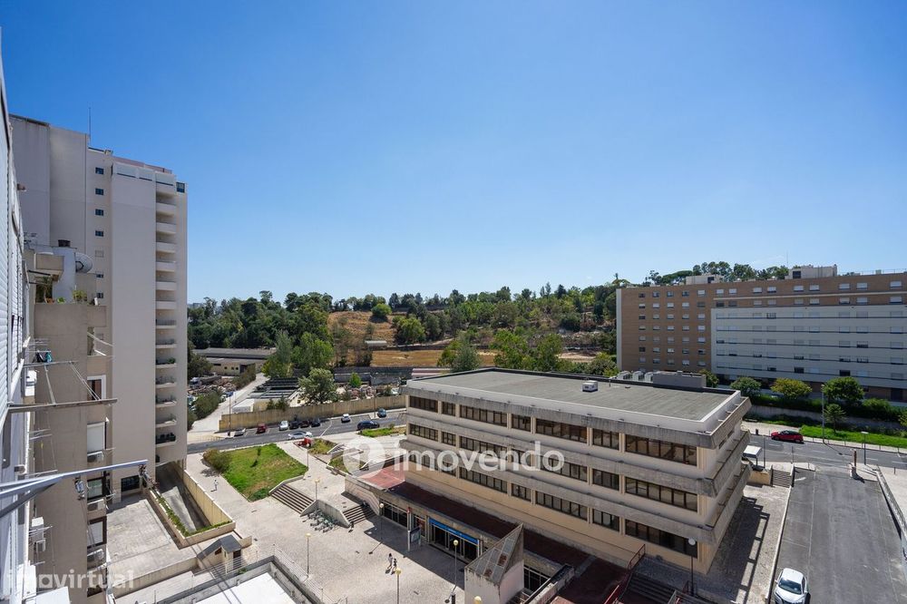 Apartamento T3, com arrecadação e boas áreas, na Estrada da Luz