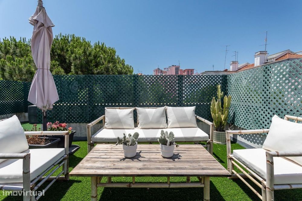 Apartamento T3 com sótão e terraço de utilização exclusiva - Av. de Ma
