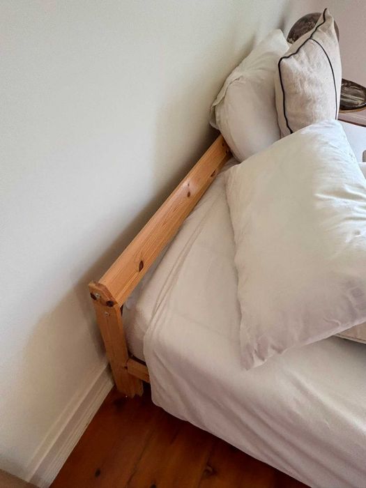 Estrutura de cama e colchão em madeira clara (IKEA)