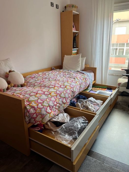 Cama solteiro com seis gavetas , estante e colchão